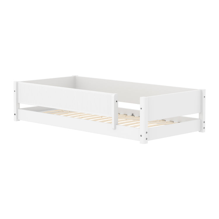 Flexa. Montessori bed 90x200cm F.Wht. w/ Grooves front rail