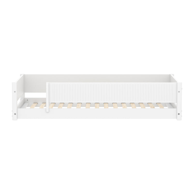 Flexa. Montessori bed 90x200cm F.Wht. w/ Grooves front rail