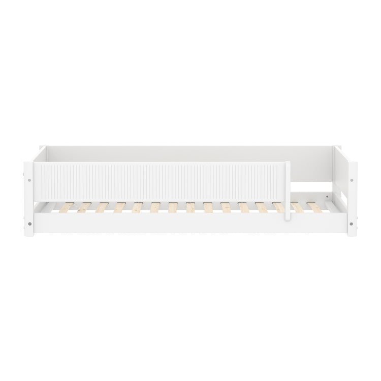 Flexa. Montessori bed 90x200cm F.Wht. w/ Grooves front rail