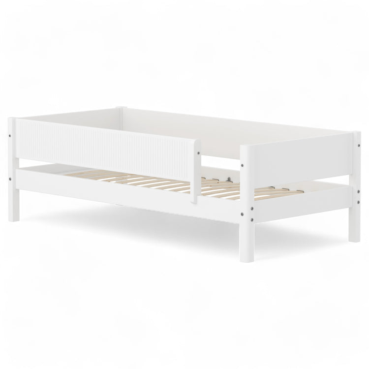 Flexa. White daybed with front safety rail.