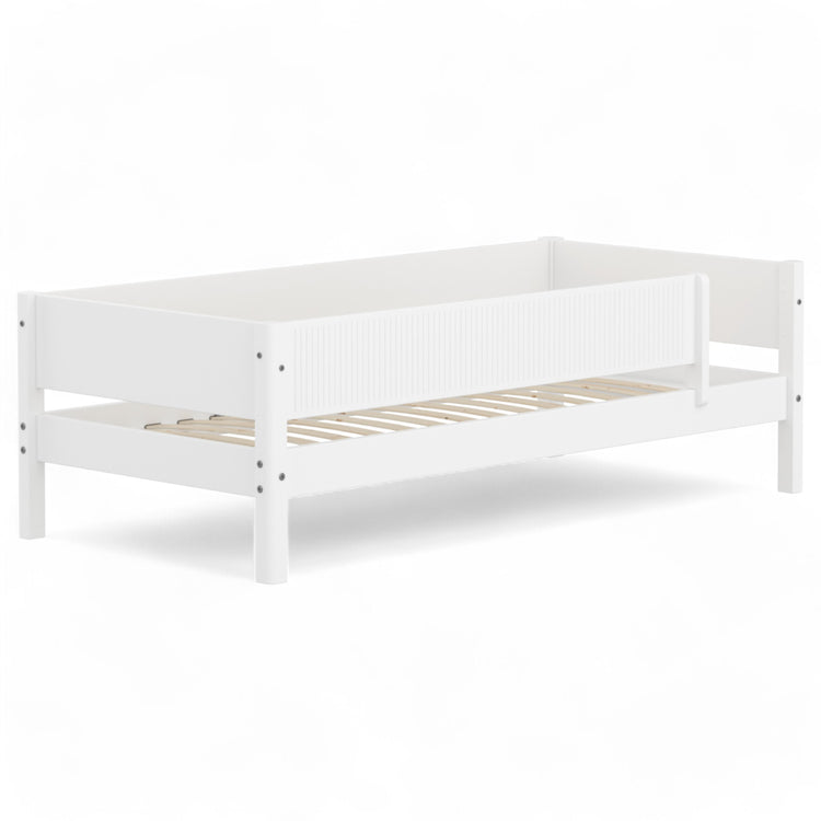 Flexa. White daybed with front safety rail.