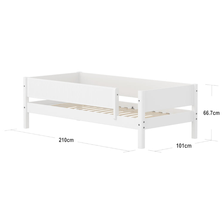 Flexa. White daybed with front safety rail.