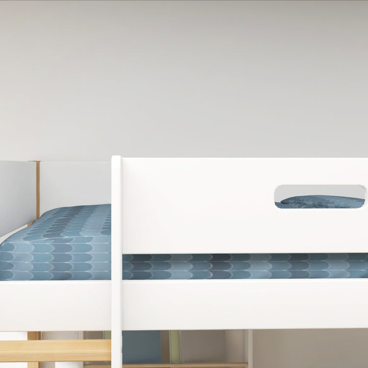 Flexa. Nor high bed with straight ladder - 210cm - White / Oak