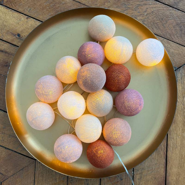 LA CASE DE COUSIN PAUL. String lights 16 balls L'Incendie