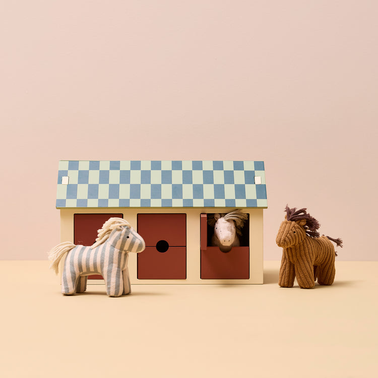 KIDS CONCEPT. Ξύλινος στάβλος με 3 αλογάκια