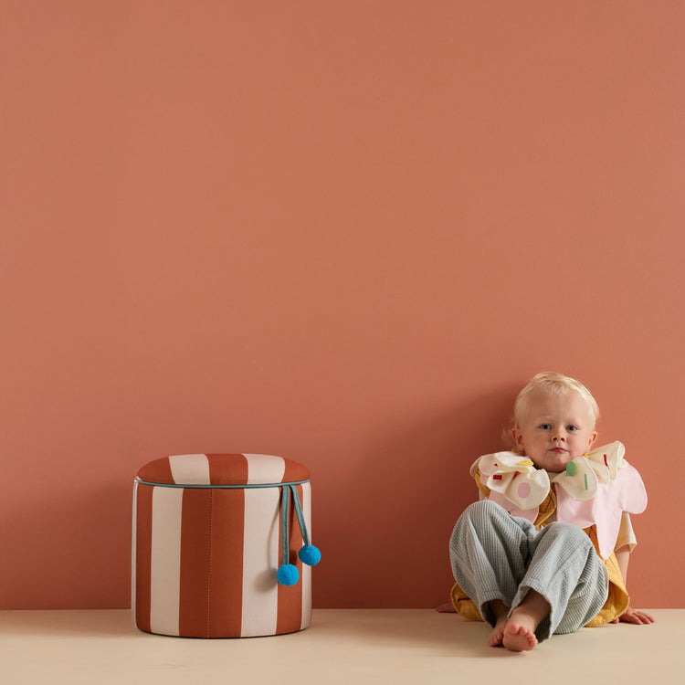 KIDS CONCEPT. Σκαμπό με αποθηκευτικό χώρο (καφέ ριγέ)