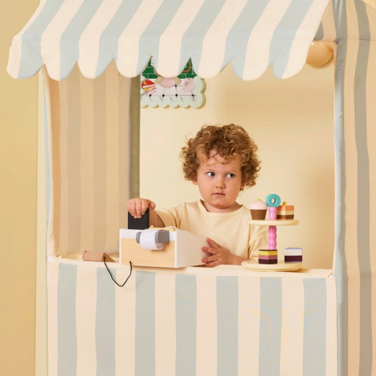 KIDS CONCEPT. Cake stand and cakes