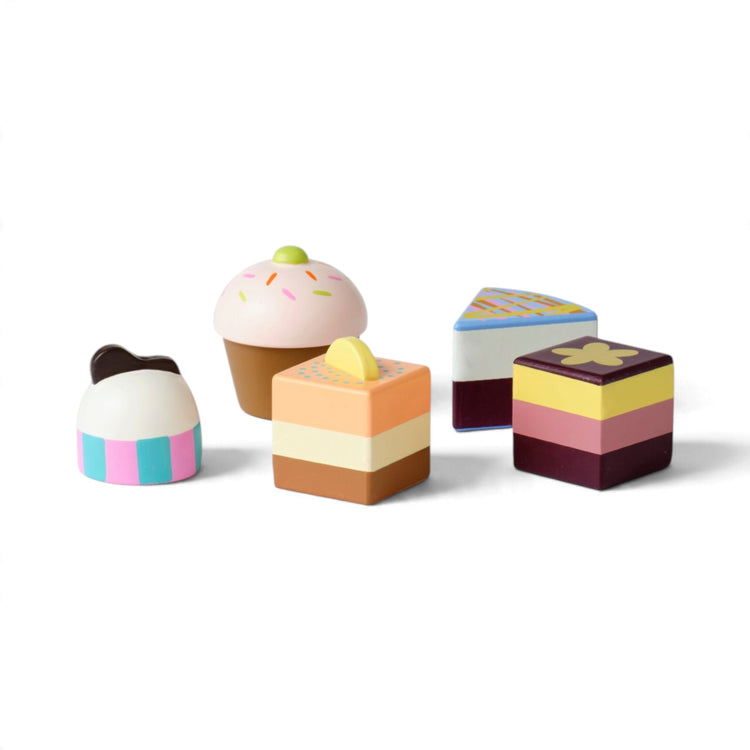 KIDS CONCEPT. Cake stand and cakes