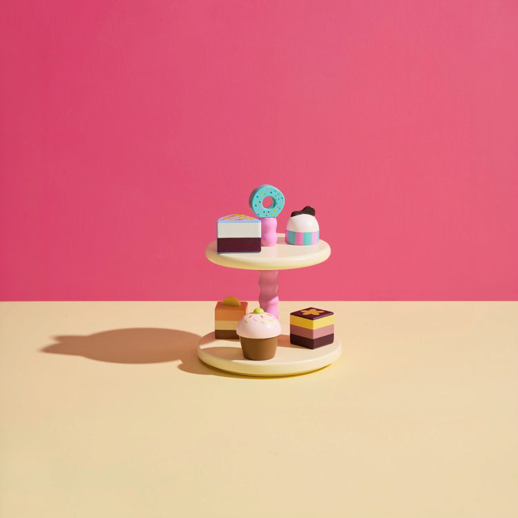 KIDS CONCEPT. Cake stand and cakes