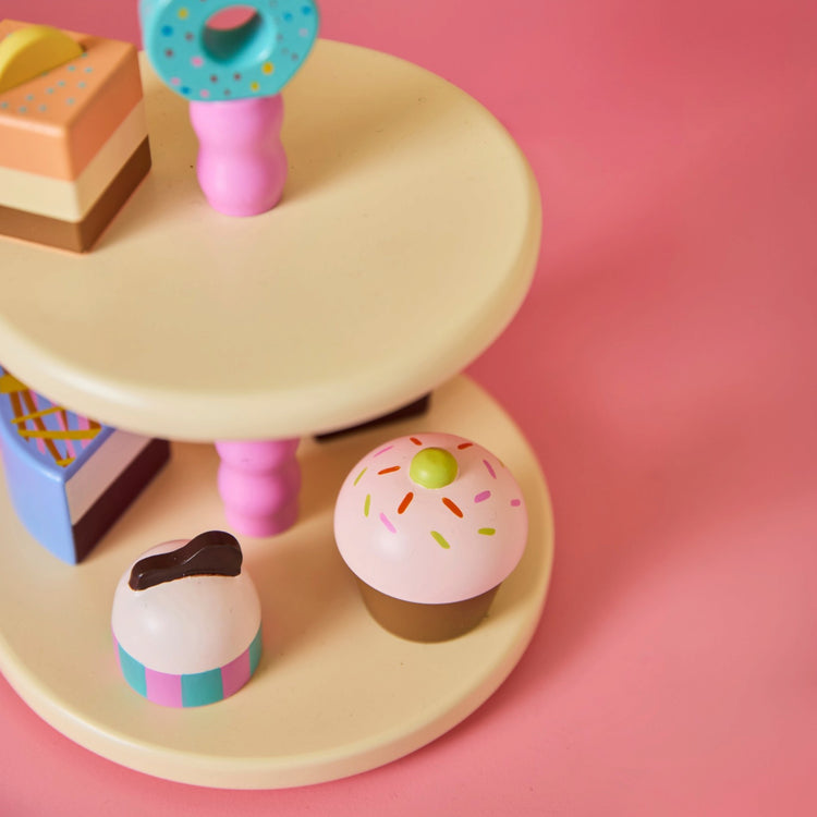 KIDS CONCEPT. Cake stand and cakes