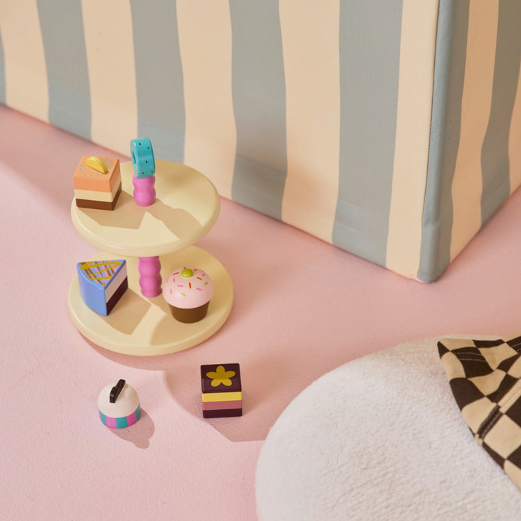 KIDS CONCEPT. Cake stand and cakes