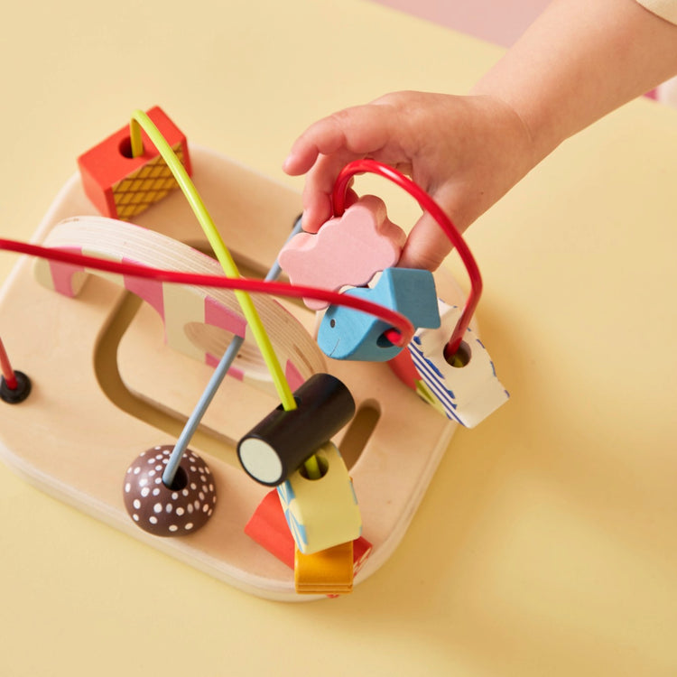 KIDS CONCEPT. Ξύλινος λαβύρινθος δραστηριοτήτων Swedish Candy