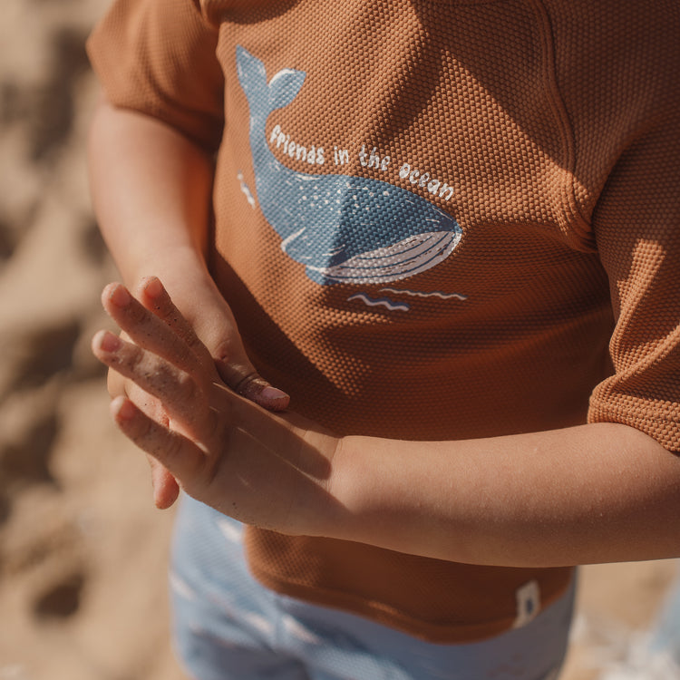 LITTLE DUTCH. Μπλουζάκι κοντομάνικο με προστασία UV Sunny Brown