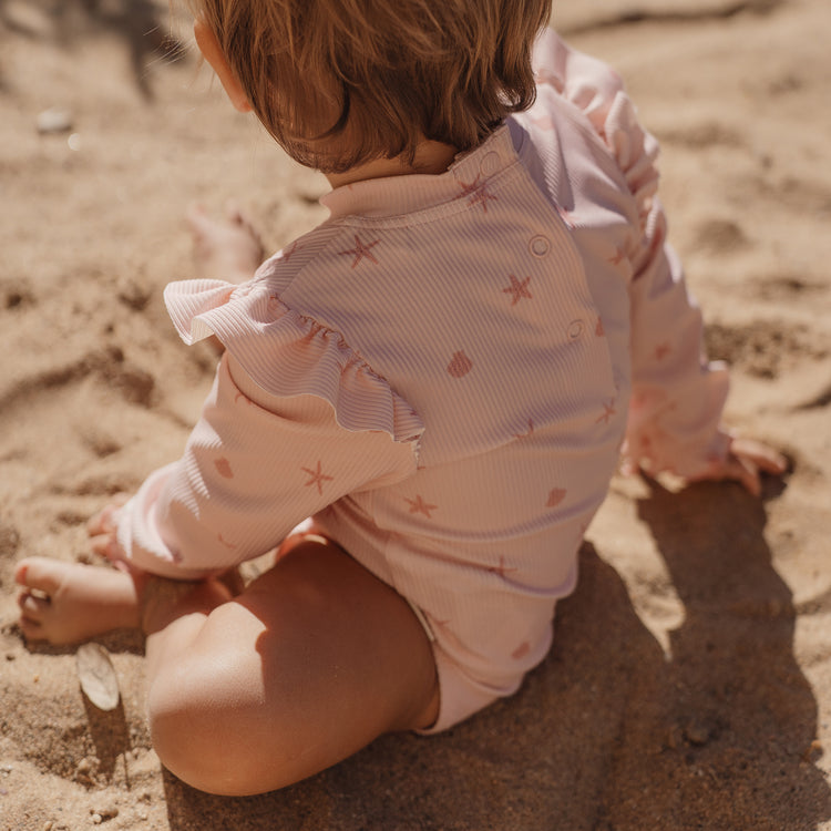 LITTLE DUTCH. Ολόσωμο μακρυμάνικο μαγιό με βολάν Dreamy Seashells