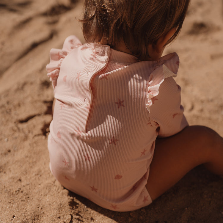 LITTLE DUTCH. Ολόσωμο μακρυμάνικο μαγιό με βολάν Dreamy Seashells