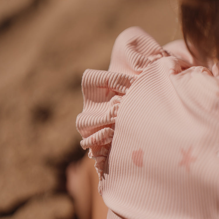 LITTLE DUTCH. Ολόσωμο μακρυμάνικο μαγιό με βολάν Dreamy Seashells