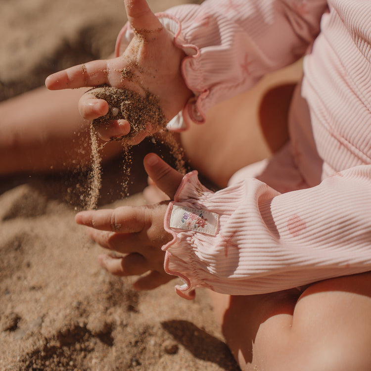 LITTLE DUTCH. Ολόσωμο μακρυμάνικο μαγιό με βολάν Dreamy Seashells