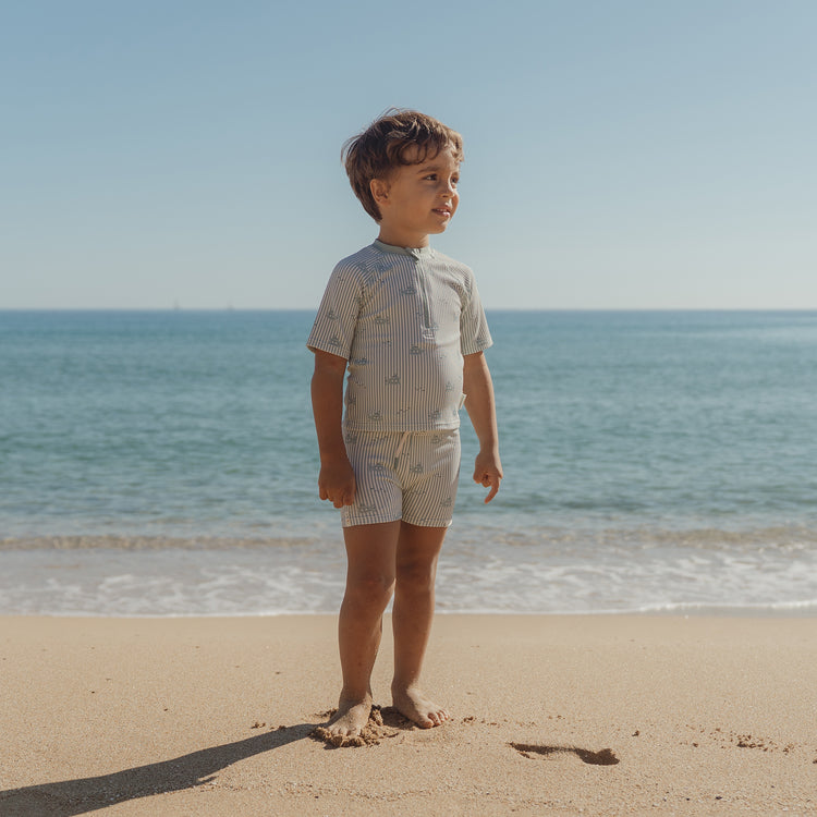LITTLE DUTCH. Σετ μπλουζάκι κοντομάνικο και μαγιό UV για αγόρια Ocean Adventure