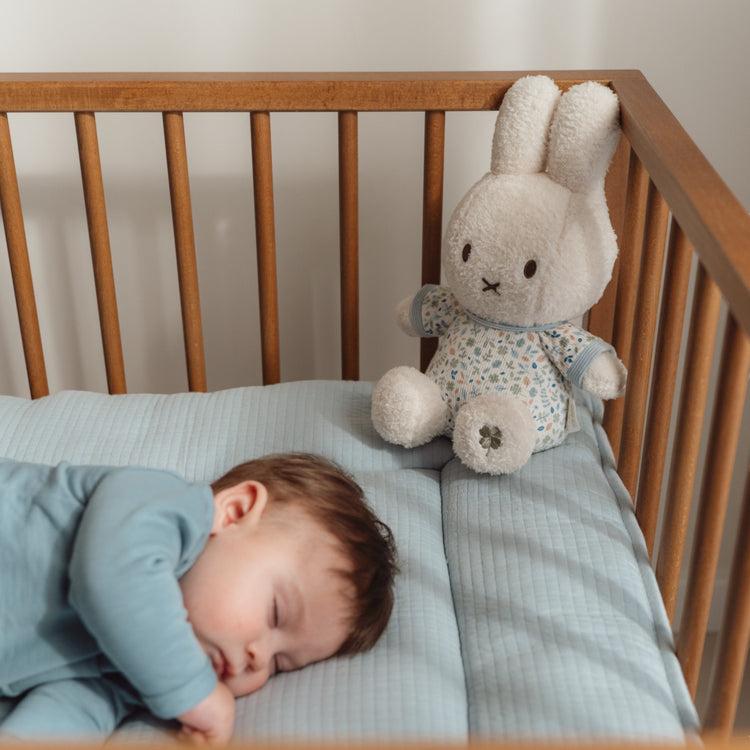 LITTLE DUTCH. Miffy Cuddle 30 cm - Lucky Leaves GRS
