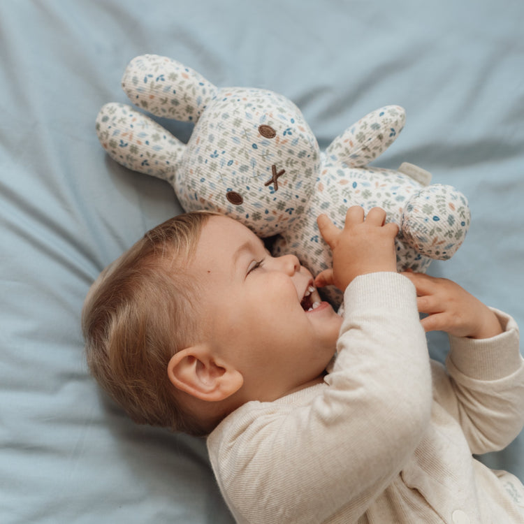 LITTLE DUTCH. Miffy Cuddle all-over print 30 cm - Lucky Leaves GRS