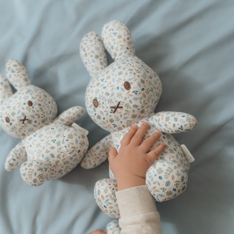 LITTLE DUTCH. Miffy Cuddle all-over print 30 cm - Lucky Leaves GRS