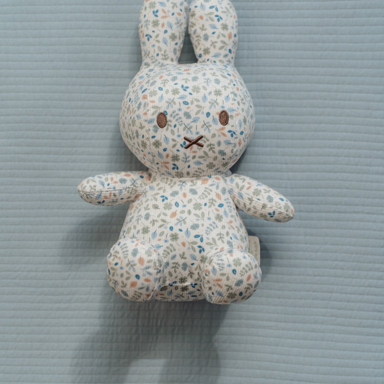 LITTLE DUTCH. Miffy Cuddle all-over print 30 cm - Lucky Leaves GRS