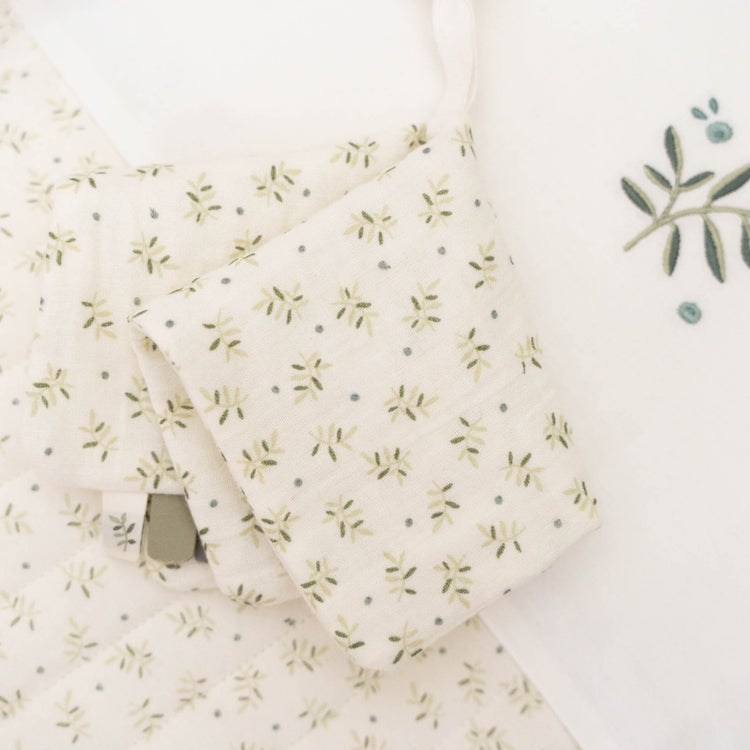 LITTLE DUTCH. Cot sheet embroidered Blueberry Leaves
