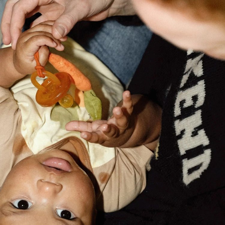 OLI&CAROL. Pacifier hanger Carrot