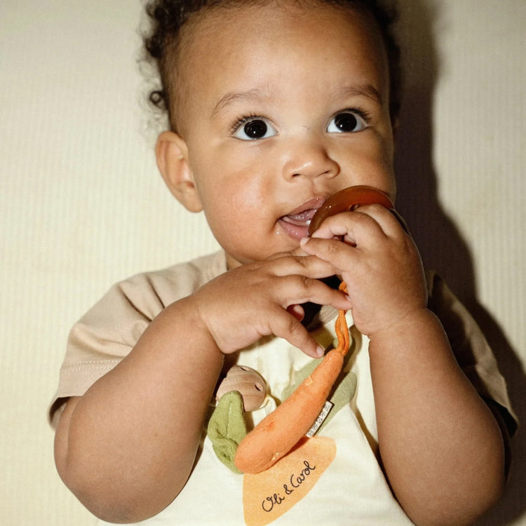 OLI&CAROL. Pacifier hanger Carrot