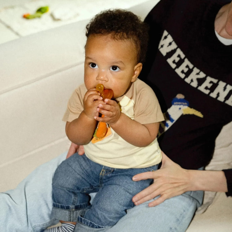 OLI&CAROL. Pacifier hanger Carrot