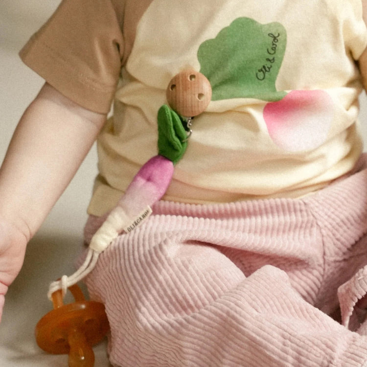 OLI&CAROL. Pacifier hanger Radish