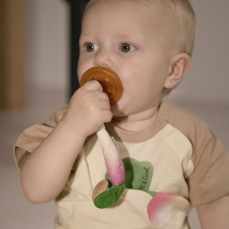 OLI&CAROL. Pacifier hanger Radish