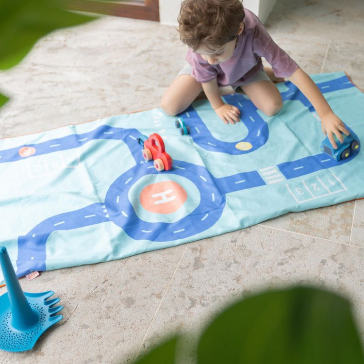 Quut. Play towel Road 140x70 cm
