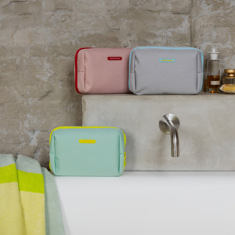 REMEMBER. Washbag Berry