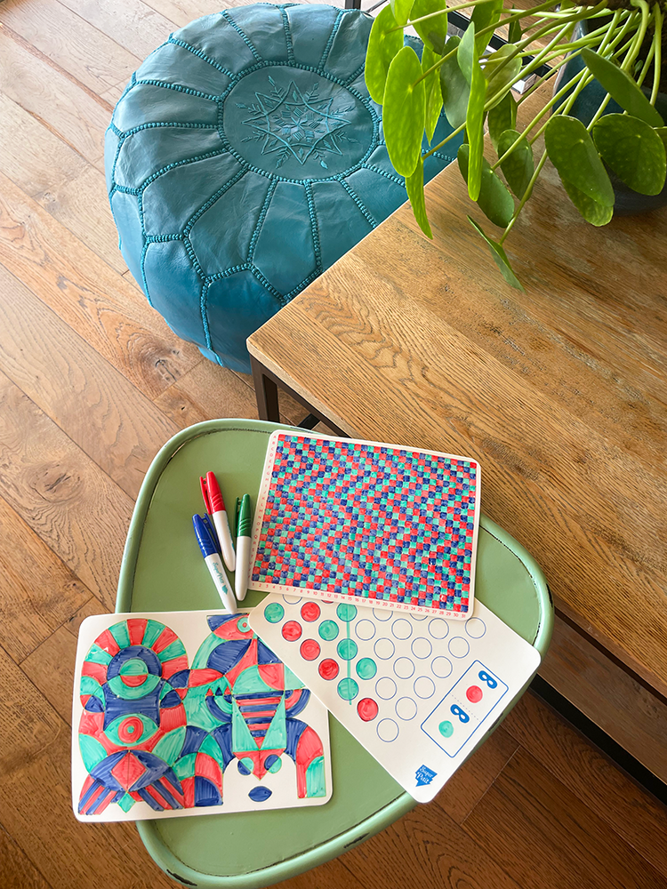 SUPER PETIT. Travel games - 3 reversible placemats + 3 markers