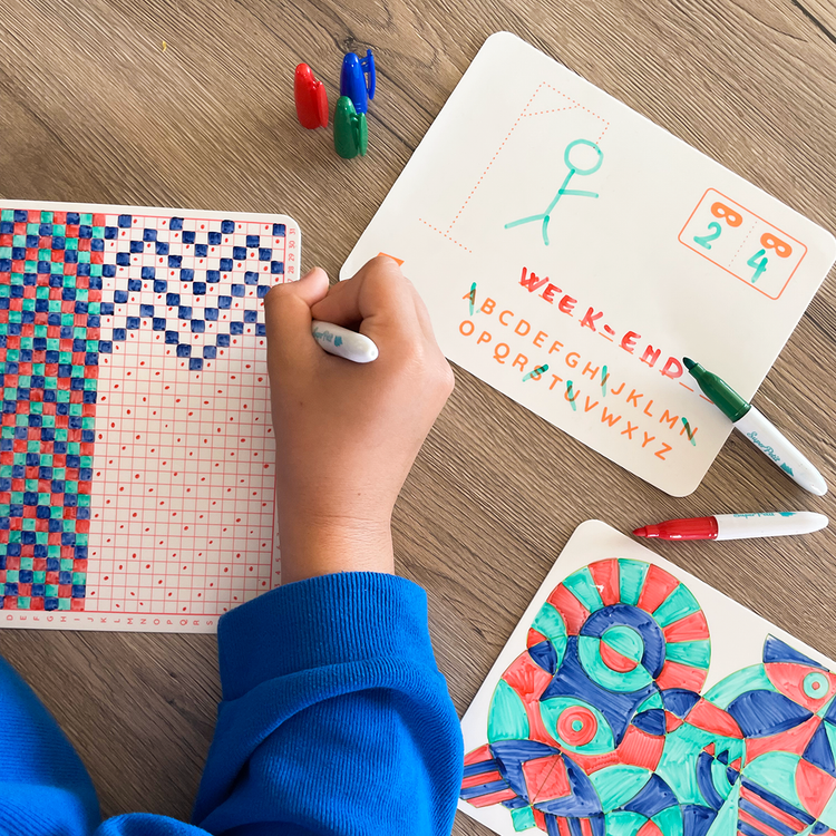 SUPER PETIT. Travel games - 3 reversible placemats + 3 markers