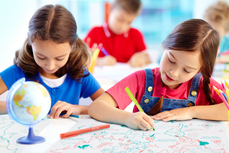 SUPER PETIT. Reversible colouring placemat set My first world map